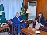 глава МИД Пакистана Мохаммад Исхак Дар и поверенная в делах США в Пакистане Натали Бейкер