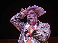 "Коммерсант" установил, кто стал автором доноса на автора "Вредных советов" Григория Остера