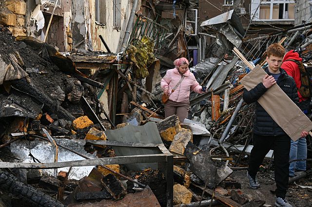 Последствия очередного удара армии РФ по жилому району Одессы. Фоторепортаж
