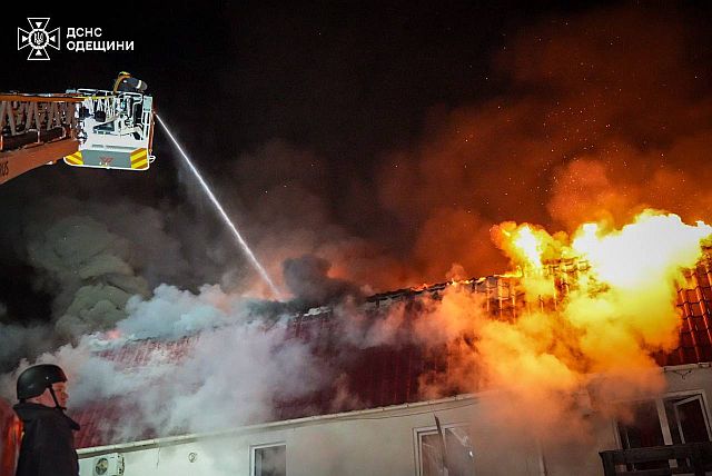 Последствия очередного удара армии РФ по жилому району Одессы. Фоторепортаж
