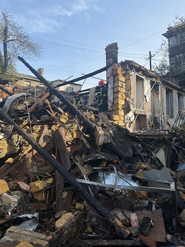 Последствия очередного удара армии РФ по жилому району Одессы. Фоторепортаж
