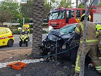 В Модиине автомобиль врезался в дерево, один пострадавший в тяжелом состоянии
