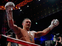 Бокс. Александр Усик отказался от всех чемпионских поясов
