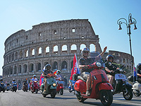 Культовый мотороллер Vespa, прославленный "Римскими каникулами", отпраздновал 80-летие. Фоторепортаж