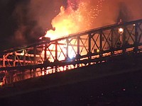 Во время праздничного фейерверка в Нью-Йорке произошли возгорания на Бруклинском мосту