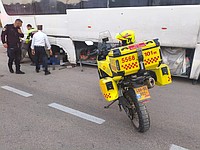 Мужчина получил тяжелые травмы при замене колеса автобуса