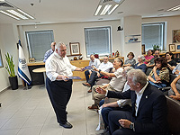 Глава "Натив" Алон Шохам передает копию рассекреченного отчета Ицхаку Соколову и Майклу Орену 