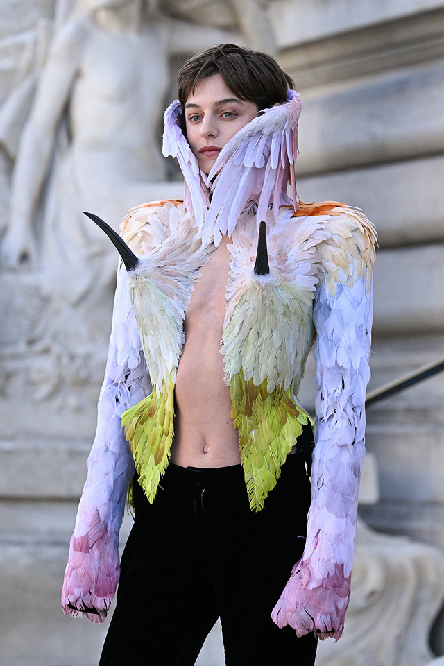 Эмма Коррин на показе коллекции Schiaparelli