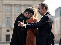Премьер-министр Франции Себастьян Лекорню (справа) приветствует президента Украины Владимира Зеленского во время ежегодного военного парада в честь Дня взятия Бастилии, 14 июля 2026 года
