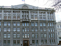 В Москве у здания администрации президента России задержали девушку с вилами и нацбола