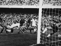 Чемпионат мира 1982 года. Иван Гудель в падении забивает гол в ворота испанцев