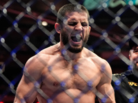 UFC. Махачев победил Волкановски и остался чемпионом