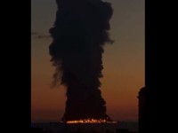 У побережья Сочи горит танкер с нефтью, черные клубы дыма видны из любой точки города У побережья Сочи горит танкер с нефтью, черные клубы дыма видны из любой точки города
