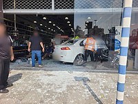 Пожилой водитель въехал в витрину "Office Depot" в Ашдоде Пожилой водитель въехал в витрину "Office Depot" в Ашдоде