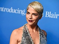 Актриса Сельма Блэр укусила бортпроводника и попыталась выйти из самолета во время полета