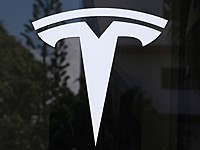 Tesla представила Roadster, способный подниматься в воздух с помощью ракетных двигателей. Видео
