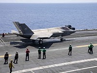 Новейший авианосец США впервые принял на борт истребитель F-35C Новейший авианосец США впервые принял на борт истребитель F-35C