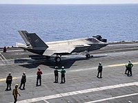 Новейший авианосец США впервые принял на борт истребитель F-35C
