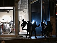 В центре Парижа продолжаются погромы и мародерство В центре Парижа продолжаются погромы и мародерство