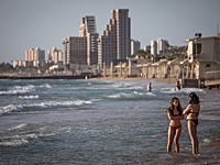 Женщину унесло на три км от берега, ее нашли обессиленной у берегов Хайфы