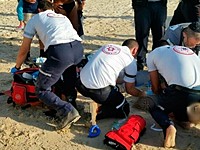 На пляже Пальмахим извлекли из воды мужчину, он в критическом состоянии На пляже Пальмахим извлекли из воды мужчину, он в критическом состоянии