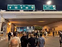 Полиция разгоняет демонстрацию "харедим" на 4-м шоссе, есть пострадавшие Полиция разгоняет демонстрацию "харедим" на 4-м шоссе, есть пострадавшие