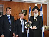 Посол Казахстана в Израиле Галым Оразбаков, вице-спикер Сената Александр Судьин и главвный раввин Израиля Йона Мецгер