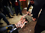 Активисток FEMEN, устроивших антипутинскую топлесс-акцию, не пустят в РФ в течение 5 лет