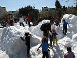 В Рамат а-Шароне накануне карнавала "Адлояда" "выпал" густой снег