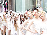 Сотни невест в центре Лондона приветствовали выход вампирский саги на DVD