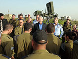 Премьер-министр Израиля Биньямин Нетаниягу на одной из позиций батареи ПРО "Железный купол". 11 марта 2012 года