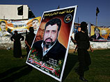 Боевики "Исламского джихада" с портретом генсека Рамадана Шаллаха