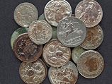 Британские археологи нашли в римских банях клад из 30 тысяч серебряных монет (иллюстрация)