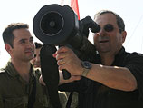 Министр обороны Израиля Эхуд Барак с противотанковым гранатометом