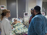 Главный раввин Украины Моше Асман возле постели пострадавшего