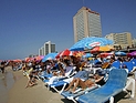 Обвинение может быть предъявлено лишь одному из восьми участников "оргии на пляже" Благодаря любительской видеозаписи, сделанной на пляже Буграшев в Тель-Авиве во время "группового секса", полиции удалось разыскать восьмерых участников оргии.
