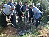 Посол Казахстана в Израиле Галым Оразбаков (справа) высаживает дерево в Роще президента Назарбаева