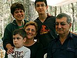 Лариса и Юрий Файзаковы с внуками Даниэлем и Игалем и Наташа Корец (слева в верхнем углу) 