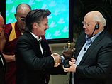 Бывший президент СССР Михаил Горбачев вручает награду Шоеу Пенну. 25.04.2012