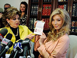 Дженна Талакова с адвокатом Глорией Оллред, специализирующейся на защите прав женщин в Америке. Лос-Анджелес, 3 апреля 2012 года