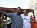 Хагай Амир (справа) покидает тюрьму "Аялон". 4 мая 2012 года