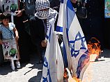 "Коронным номером" акции стало сожжение израильских флагов. 