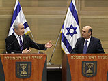 Премьер-министр Израиля Биньямин Нетаниягу и председатель партии "Кадима" Шауль Мофаз на пресс-конференции 8 мая 2012 года