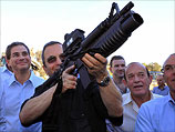 Министр обороны Израиля Эхуд Барак на военном заводе в Рамат а-Шарон. 30 ноября 2010 года