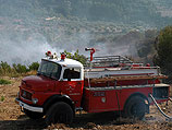 Лесной пожар в округе Шарон: пять пожарных расчетов борются с огнем