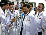 Махмуд Ахмадинеджад осматривает центрифуги для обогащения урана