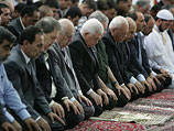 Аббас с соратниками во время молитвы