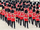 Британия отпраздновала 60 лет правления Елизаветы II военным парадом.