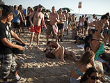 Лесбийская любовь на пляже Гордон. После "Парада гордости" в Тель-Авиве, 8 июня 2012 года
