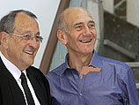 Эхуд Ольмерт и его адвокат после суда. Иерусалим, 10 июля 2012 года
